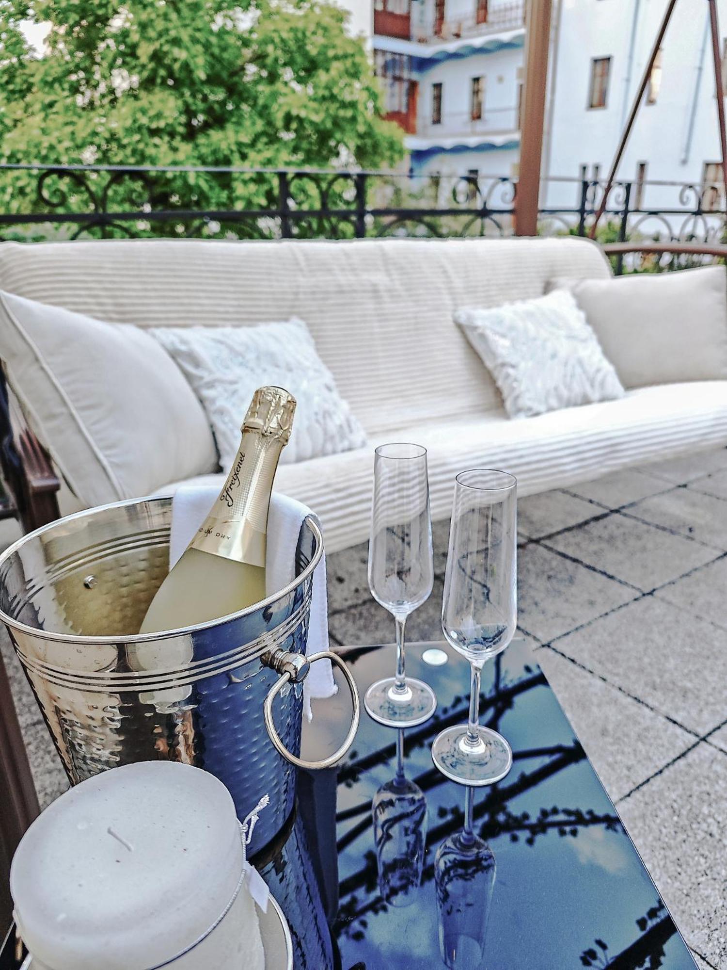 Villa With Hot-Tub, Terrace And Garden, Wenceslass Square Praga Exterior foto
