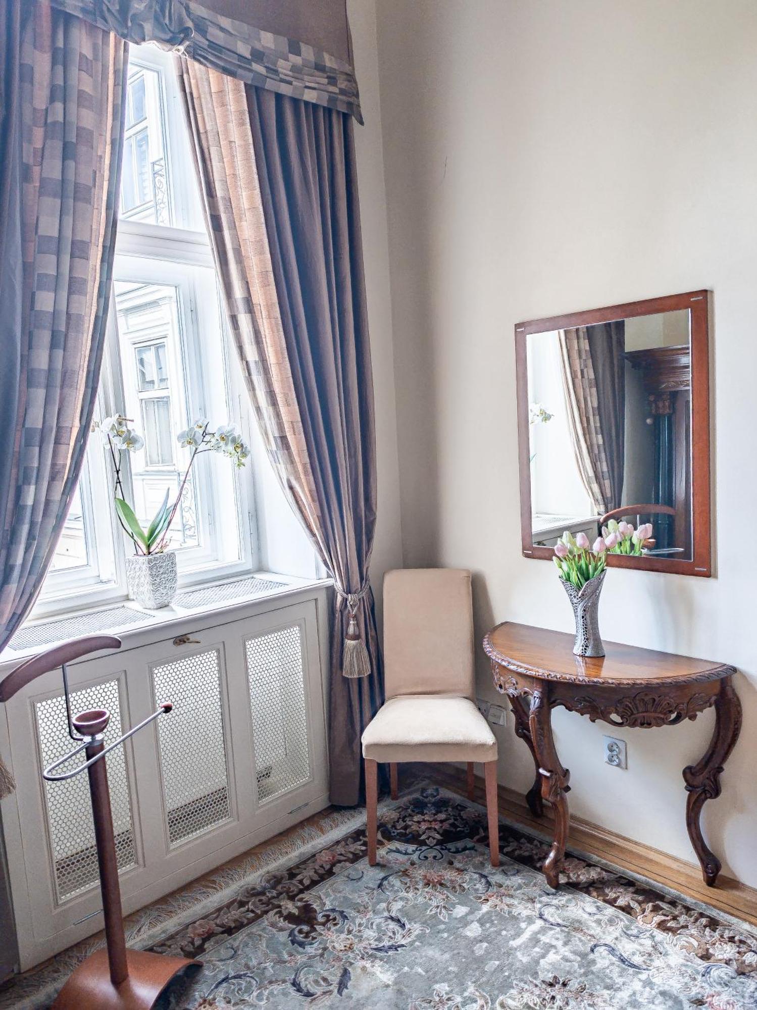 Villa With Hot-Tub, Terrace And Garden, Wenceslass Square Praga Exterior foto