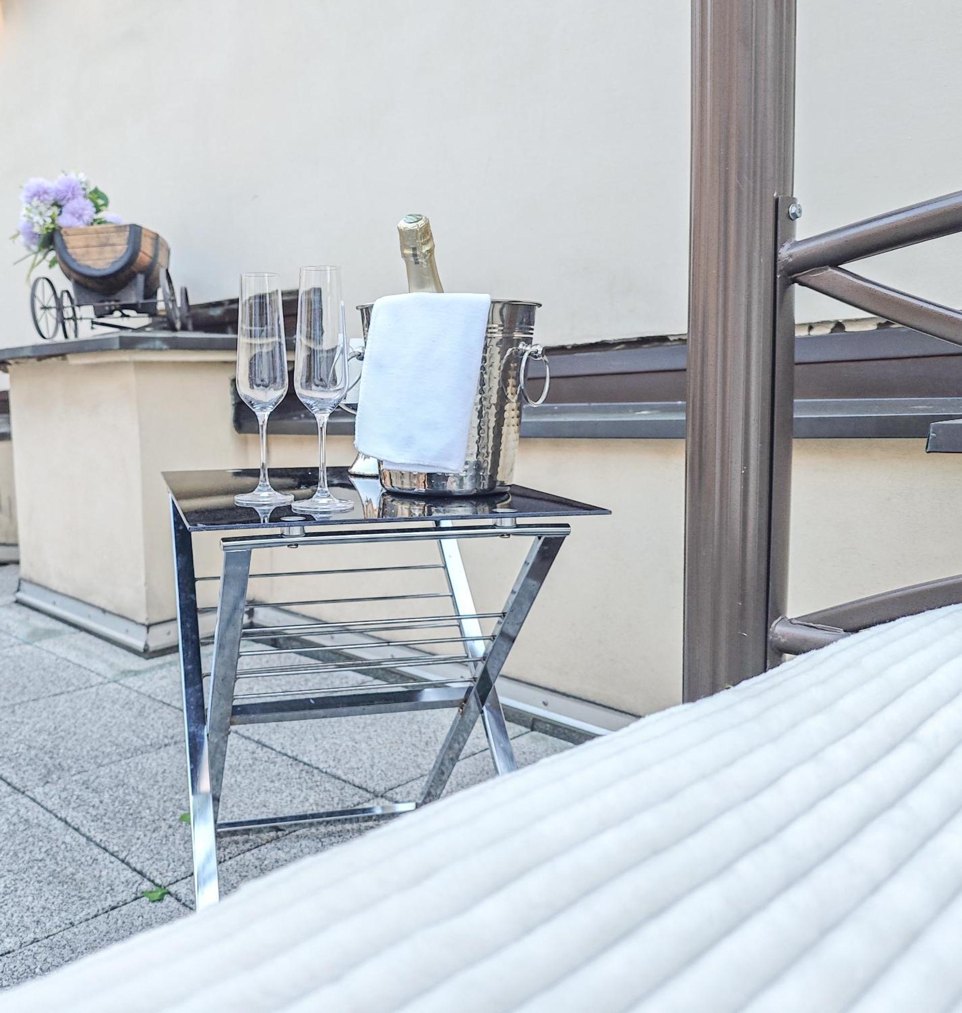 Villa With Hot-Tub, Terrace And Garden, Wenceslass Square Praga Exterior foto